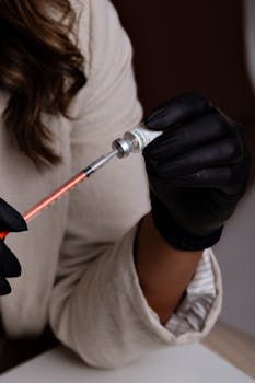 Close-up of a professional preparing a cosmetic injection with botulinum toxin in Belo Horizonte.